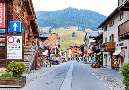 Odkrywanie uroków małych miejscowości w Alpach